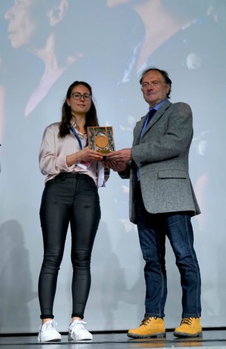 Chiara Di Vizio consegna al Console Onorario del Messico G. Bertogli il Premio Speciale della Giuria a "Estoy todo lo iguana que se puede" di J. Robles